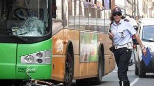 Bimbo in bici travolto da un bus