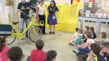 I bambini durante il pomeriggio negli uffici delle Poste