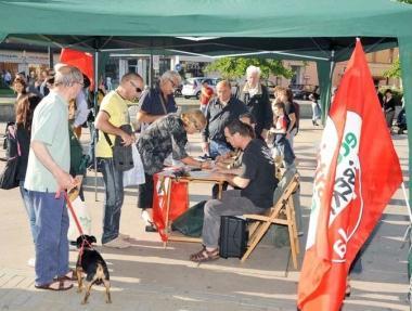 Petizione in piazza per l'acqua pubblica