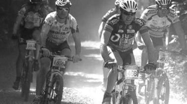 Ciclisti in sella alle mountain bike