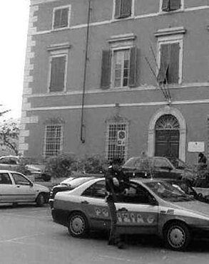 Volante davanti al commissariato di polizia in citt&agrave; 