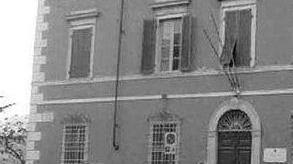 Volante davanti al commissariato di polizia in città