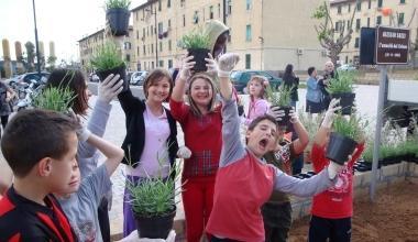 Piccoli giardinieri al lavoro in piazza