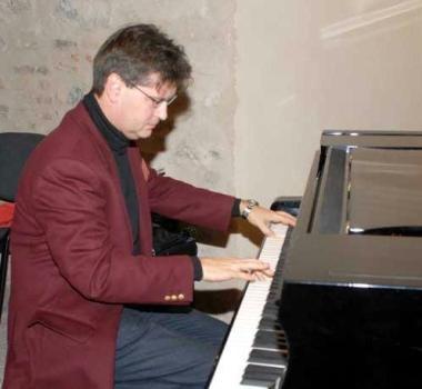 Il maestro Alessandro Gagliardi durante lesecuzione di un brano al pianoforte 