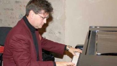 Il maestro Alessandro Gagliardi durante l’esecuzione di un brano al pianoforte