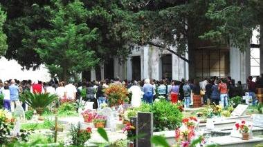 Un momento della cerimonia di addio a Patrizia nel cimitero di Portoferraio