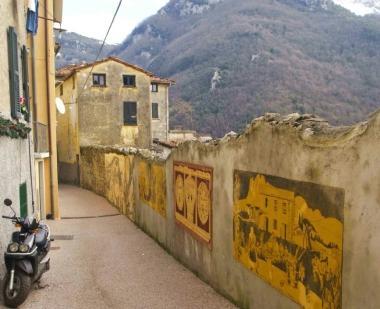Una strada di Casoli con i graffiti creati da Rosario Murabito 