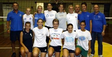 Il gruppo del Montesport che ha conquistato la promozione nel campionato di serie C femminile di volley battendo la Cerretese nella doppia finale dei playoff 