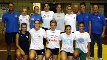 Il gruppo del Montesport che ha conquistato la promozione nel campionato di serie C femminile di volley battendo la Cerretese nella doppia finale dei playoff