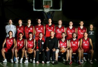 <b>CARRIERA.</b> Sopra Marco Bonciani, a destra in azione con la maglia della Pall.Livorno A sinistra la formazione dello Stagno guidata alla promozione     