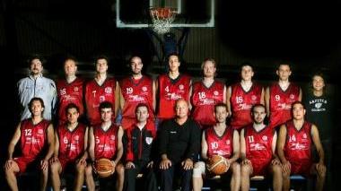 <b>CARRIERA.</b> Sopra Marco Bonciani, a destra in azione con la maglia della Pall.Livorno A sinistra la formazione dello Stagno guidata alla promozione