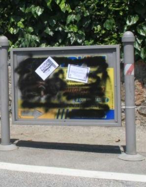 <b>VANDALISMO.</b> Uno dei cartelli pubblicitari imbrattati 