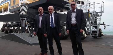 Ai piedi della gru i vertici della Compagnia: Mannocci, Raugei e Dalli 