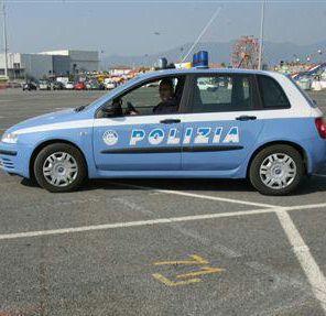 Una pattuglia della polizia mentre effettua controlli nei pressi del multisala Cineplex 