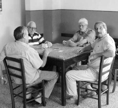 Una partita a carte al Circolo e a destra a passeggio davanti alle fabbriche negli anni Cinquanta 