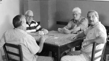 Una partita a carte al Circolo e a destra a passeggio davanti alle fabbriche negli anni Cinquanta