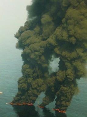 Petrolio in fiamme nel Golfo del Messico 