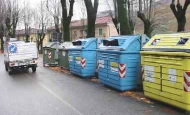 Proteste anche per la riduzione del numero dei cassonetti  