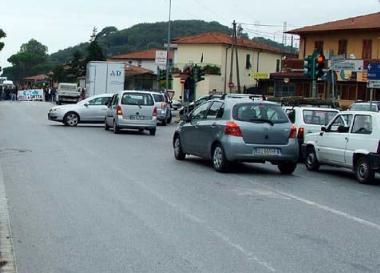 La zona in cui &egrave; avvenuto lincidente vicino alla Eaton e, sotto Maurizio Piccinini  