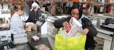 Vini, fragole e cibi pronti nel carrello della spesa Ecco i nuovi stili di vita