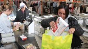 Vini, fragole e cibi pronti nel carrello della spesa Ecco i nuovi stili di vita