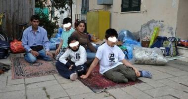 Abdullah e la sua famiglia con le proprie cose ammassate davanti casa 