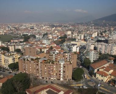 Una veduta dallalto del centro abitato di Prato 