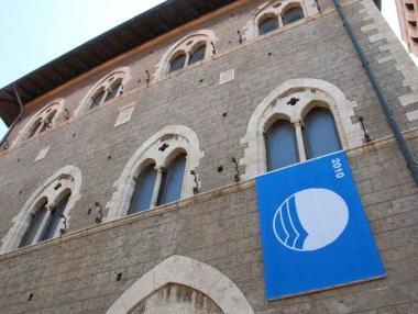 La Bandiera blu esposta al balcone del municipio 