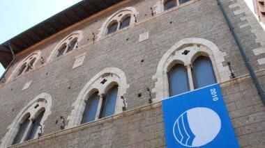 La Bandiera blu esposta al balcone del municipio