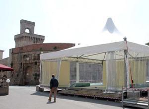 Alcune delle strutture in allestimento in centro per il festival