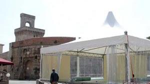 Alcune delle strutture in allestimento in centro per il festival