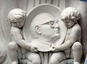 Al cimitero c'è la statua di Craxi