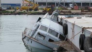 Vecchia vedetta affonda al molo Italia