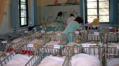 Bambini nelle culle della nursery all'ospedale 
