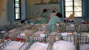 Bambini nelle culle della nursery all'ospedale