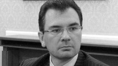 A sinistra, il direttore generale della Provincia Alessandro Giovannini; a destra, la sede di palazzo Granducale,