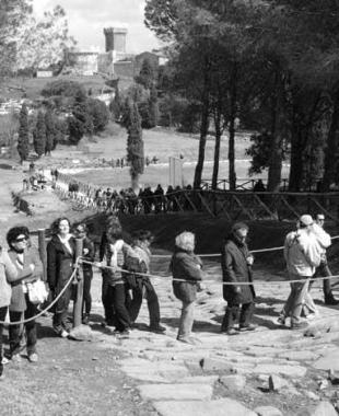 Visitatori al parco archeologico di Baratti e Populonia  