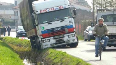Il tir con le ruote nel fosso: l’incidente risale a due mesi fa