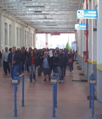Operai alluscita dallo stabilimento Piaggio        