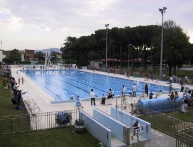 Una veduta della piscina di via Roma che apre al pubblico     