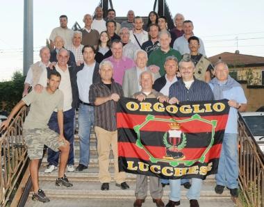 Il personale rossonero sulla passerella attigua al ristorante Da Francesco 