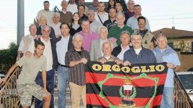 Il personale rossonero sulla passerella attigua al ristorante Da Francesco