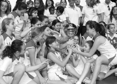 Due momenti della festa al palasport (foto Vasco Favilla) 