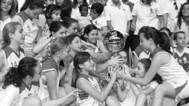 Due momenti della festa al palasport (foto Vasco Favilla)
