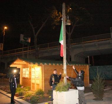 <b>MEMORIA.</b> In alto, cerimonia alla Casetta dei ricordi Sopra, un corteo dei parenti delle vittime 