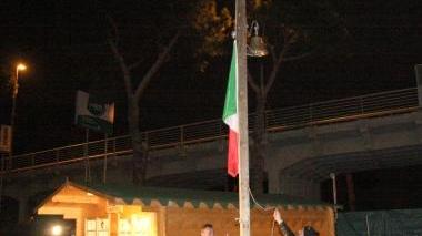 <b>MEMORIA.</b> In alto, cerimonia alla Casetta dei ricordi Sopra, un corteo dei parenti delle vittime