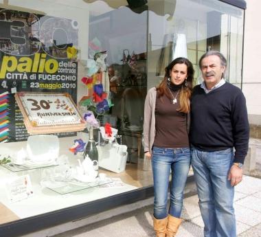 La vetrina di Bbs Casalinghi e i contradaioli di San Pierino mentre festeggiano la vittoria 