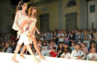Una sfilata di moda durante il Giugno aglianese   