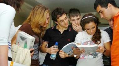 Studenti consultano libri di testo