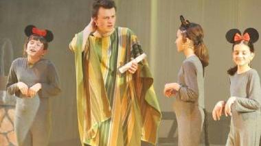Alcuni momenti dello spettacolo “Gallina vecchia fa buon Broadway” presentato con grande successo al teatro Metropolitan dagli allievi del Centro studi musicali della maestra Viviana Tacchella